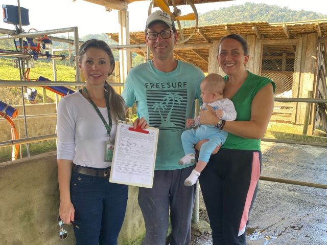 Produtor de leite Ronaldo Schlickmann e família